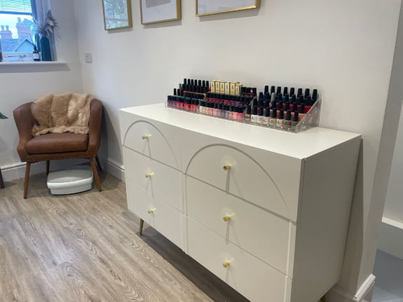 Nail treatment table